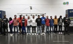 En la imagen se encuentran los presuntos integrantes de la organización criminal La Raya con 2 servidores de la Policía Nacional