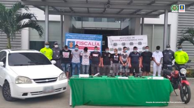En la fotografía aparecen los presuntos integrantes del grupo delincuencial Los Toyoteros, junto a investigadores del CTI y Policía Nacional