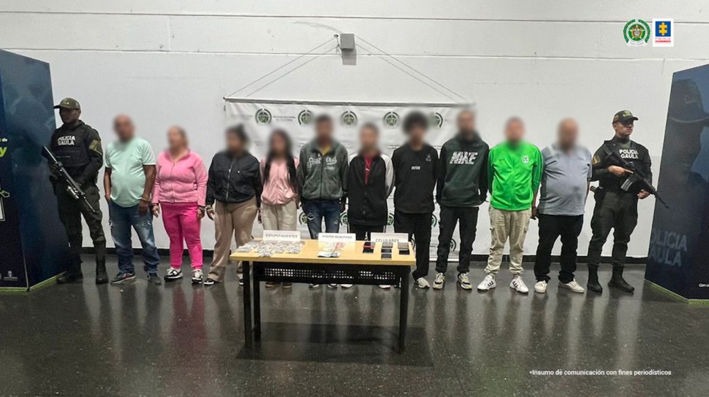 En la imagen están los procesados con servidores del gaula de la Policía Nacional a los lados