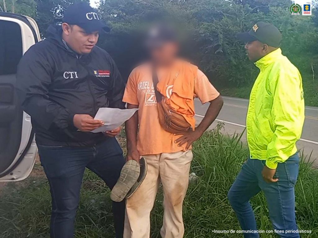 En la imagen se ve la persona capturada al momento de su detención, junto con un agente del CTI y otro de la Policía.