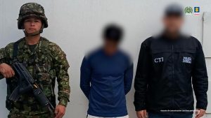 En la imagen se ve al capturado con buzo color azul oscuro, en custodia por un servidor del CTI y un uniformado del Ejército Nacional.