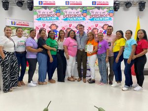En las imágenes aparecen madres comunitarias en medio de una graduación. 
