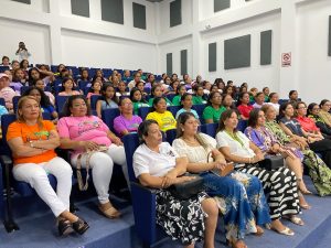 En las imágenes aparecen madres comunitarias en medio de una graduación. 