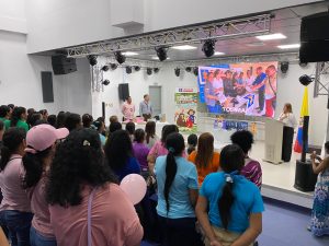 En las imágenes aparecen madres comunitarias en medio de una graduación. 