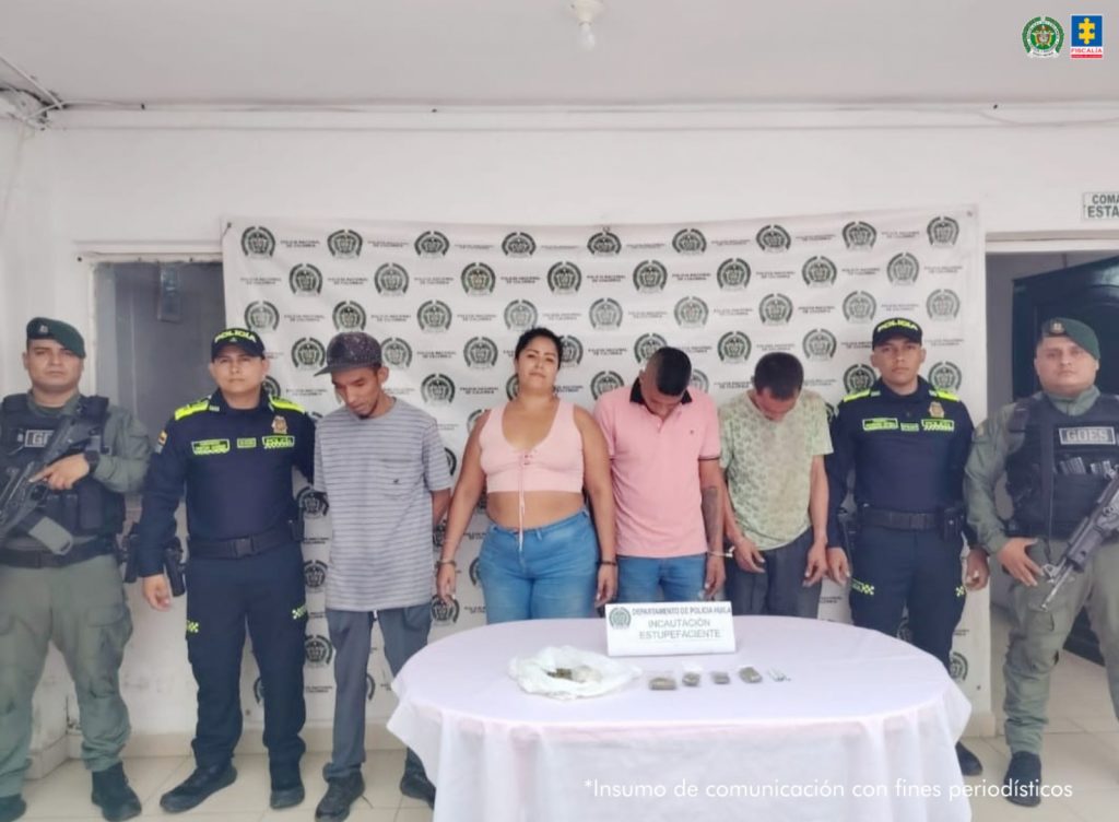 En la foto se observa a los capturados custodiados dos uniformados de la Policía Nacional. En la foto se observa parte de las sustancias incautadas durante los allanamientos.