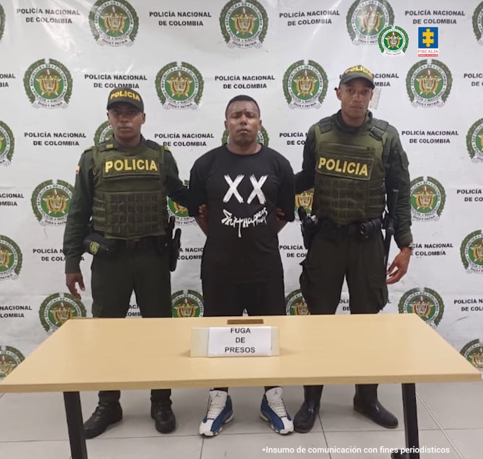 En las fotografías aparecen los dos capturados junto a cuatro agentes de la Policía. En la parte superior está un banner de la Policía Nacional