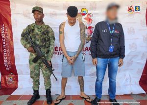alias El Tuerto o Gordo Flaco, esposado en compañía de un uniformado del Ejército Nacional y un funcionario de la Fiscalía