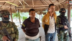 En la fotografía aparecen dos hombres capturados, acompañados de dos uniformados del Gaula Militar.