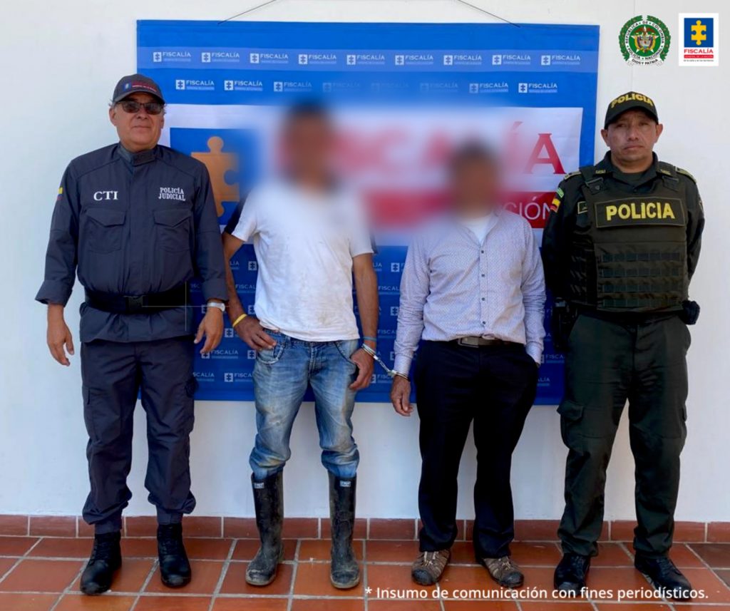 En la foto aparece un funcionario del CTI y la Policía custodiando a los dos asegurados.