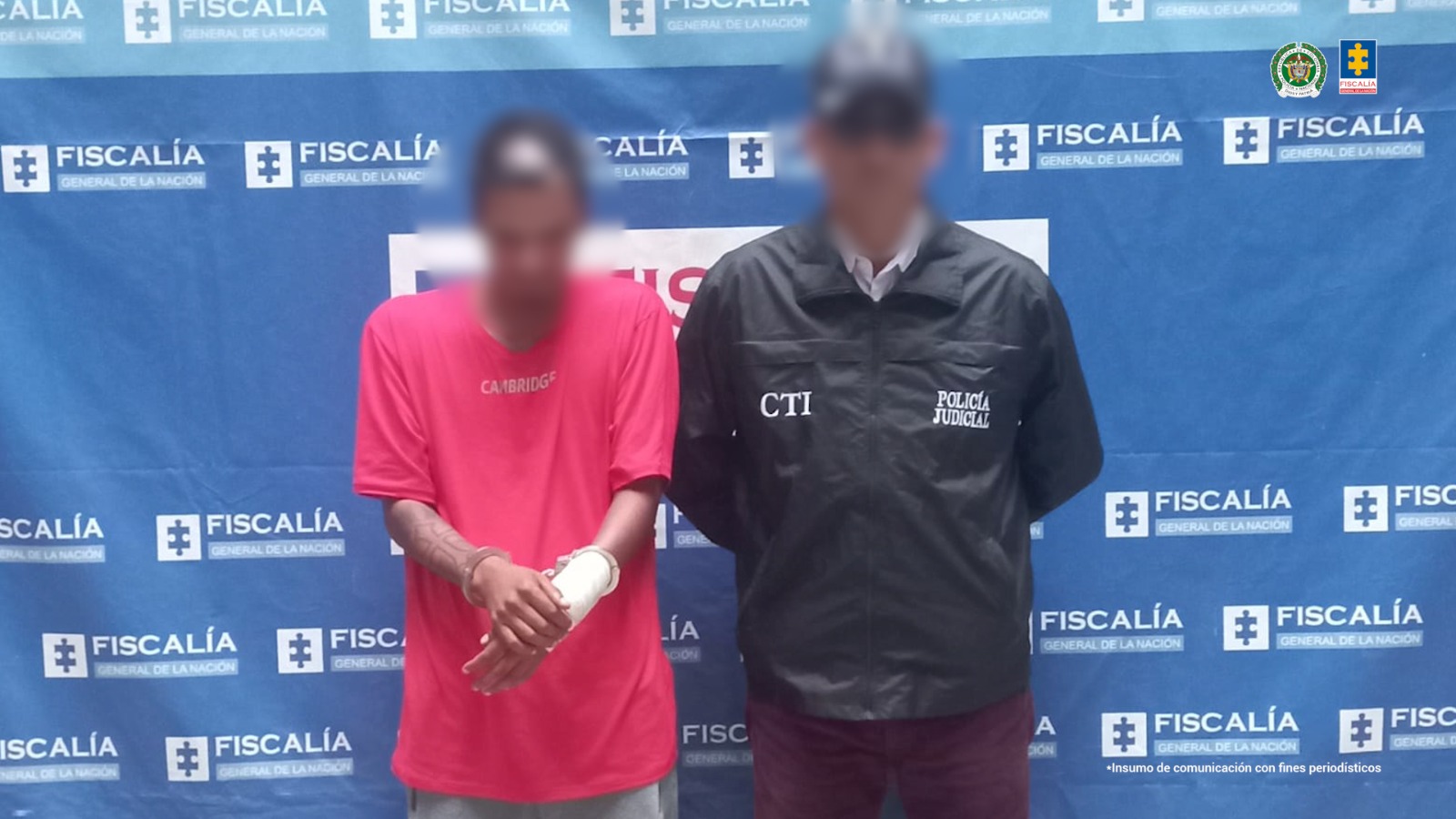 En la imagen aparece el procesado al lado de un servidor del Cuerpo Técnico de Investigación.