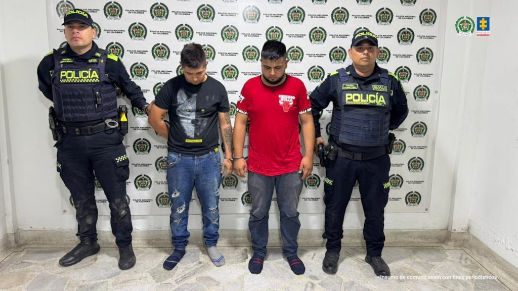 En la foto aparecen los capturados de frente y custodiado por dos uniformados de la Policía Nacional. En la foto aparece un backing de la Policía Nacional.