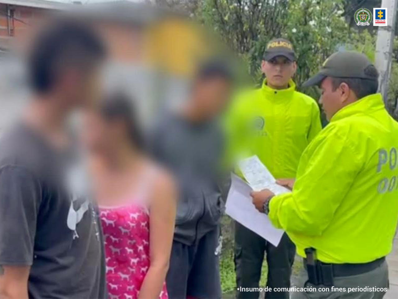 en la foto se aprecia los dos capturados, cuando la Policía les está leyendo sus derechos a la hora de la captura.