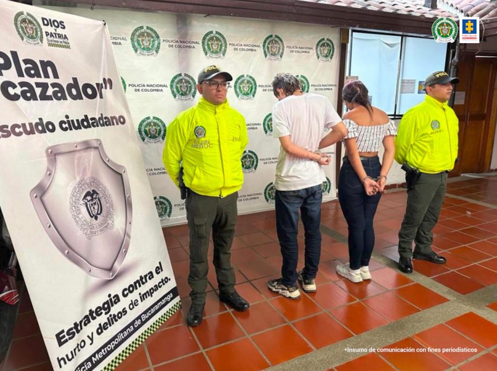 En la foto se aprecia a la pareja capturada custodiada por la Policía.