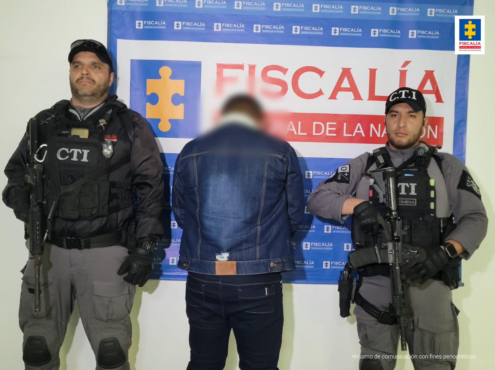 El capturado aparece de espaldas, con la cabeza borrosa, rodeado de dos servidores del Cuerpo Técnico de Investigación.