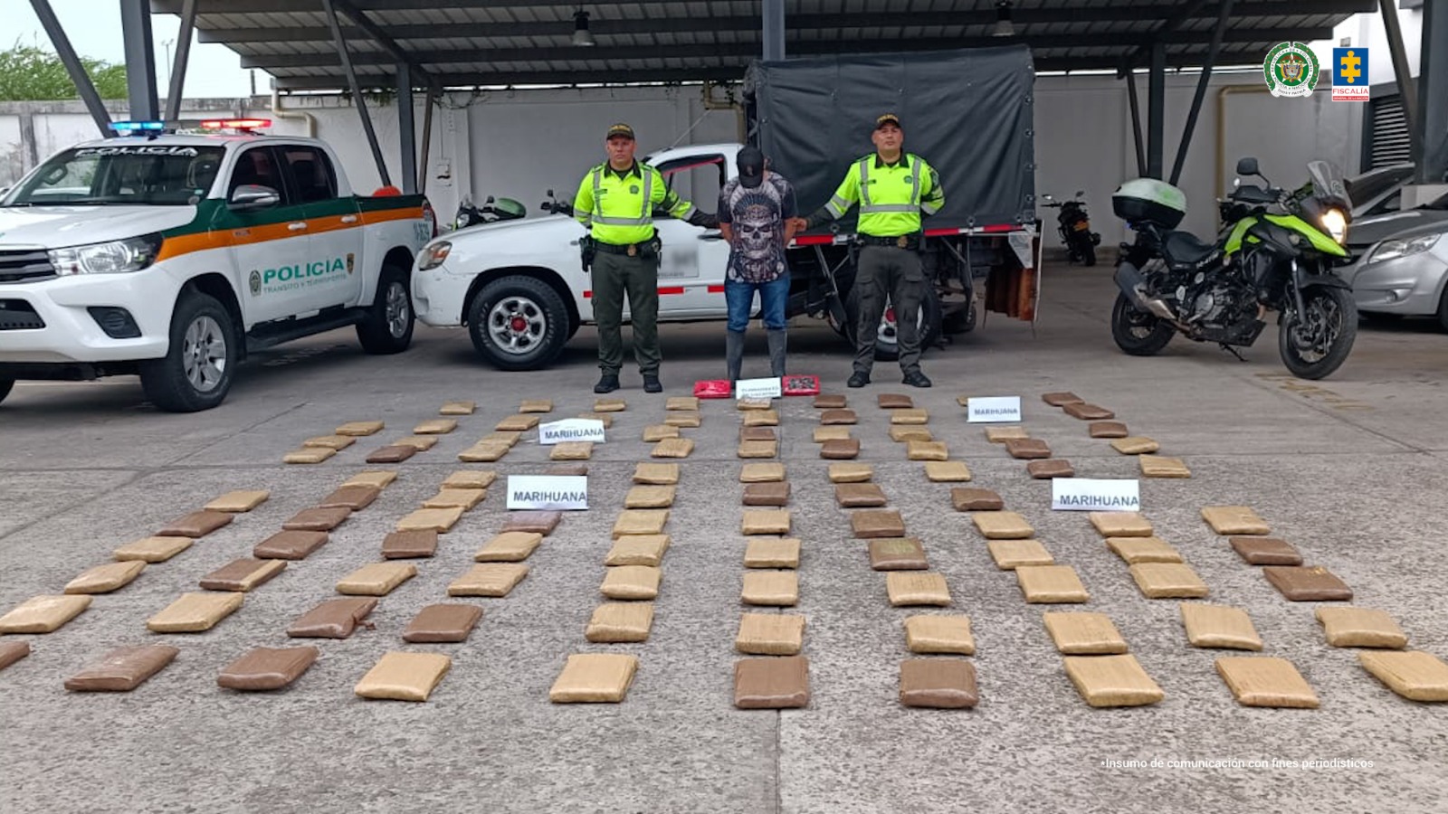 El procesado aparece custodiado por uniformados de la Policía y en el suelo, extendidos los paquetes con el alijo de sustancias alucinógena prohibidas.