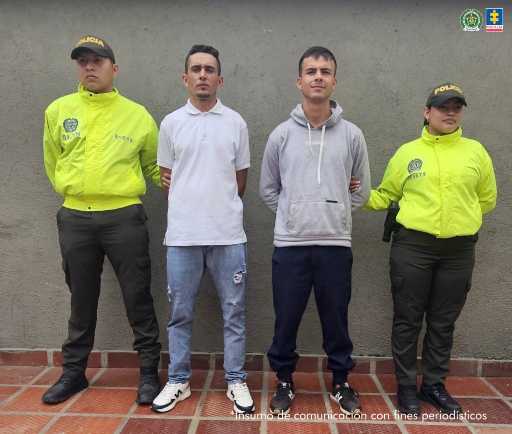 Se visualiza a los dos capturados junto a uniformados de la Policía Nacional.