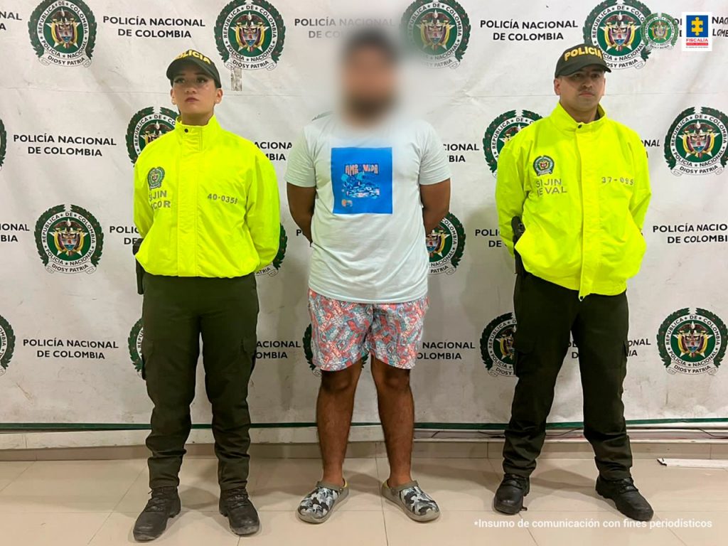 En la imagen se ve una persona capturada entre dos policías.
