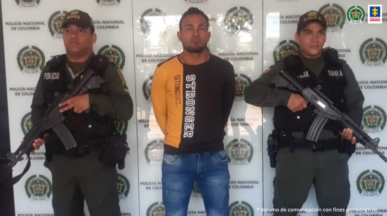 En la foto se aprecia al hoy asegurado siendo custodiado por dos miembros del Gaula de la Policía.