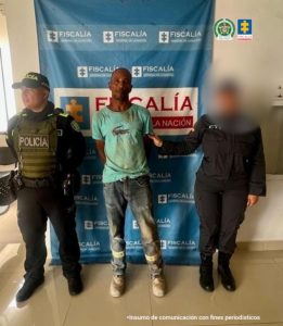 En la fotografía aparece de pie y con los brazos atrás Hever Caicedo Mancilla. Viste con camiseta de mangas cortas, de color verde claro y con estampado de un animal en el pecho; jean azul desgastado y zapatillas de color beage. En el extremo izquierdo de él hay una servidora del CTI de  la Fiscalía y en el derecho un uniformado de la Policía Nacional. Detrás de ellos hay un pendón institucional de la Fiscalía. 