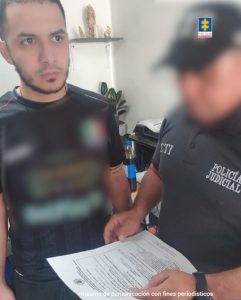 En la imagen se ve un investigador del CTI leyendo una orden judicial ante una persona detenida.
