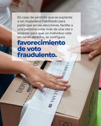 La imagen muestra una escena relacionada con el proceso electoral y una advertencia institucional sobre conductas constitutivas de delito. En primer plano se observa una urna de votaci&oacute;n de cart&oacute;n sellada con cintas de seguridad, sobre la cual varias manos colocan o presionan documentos electorales, entre ellos un formulario visible con textos como &ldquo;Registro&rdquo; y referencias a la c&eacute;dula de ciudadan&iacute;a. La imagen fotogr&aacute;fica sirve de fondo a un recuadro de texto superpuesto en color blanco y azul que indica: &ldquo;En caso de permitir que se suplante a un ciudadano habilitado para participar en las elecciones, facilite a una persona votar m&aacute;s de una vez o acceder para que un individuo vote sin tener derecho, se configura favorecimiento de voto fraudulento.&rdquo; El texto resalta en letras azules de mayor tama&ntilde;o la expresi&oacute;n &ldquo;favorecimiento de voto fraudulento&rdquo;. La composici&oacute;n visual combina una situaci&oacute;n real de custodia del material electoral con un mensaje pedag&oacute;gico y preventivo que informa sobre una conducta irregular y su tipificaci&oacute;n como delito dentro del marco de los procesos electorales en Colombia.