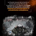 La imagen es una pieza gráfica institucional informativa de la Fiscalía General de la Nación, relacionada con las capacidades técnicas del Cuerpo Técnico de Investigación (CTI) en materia de explosivos e incendios. En la parte superior se observa un fondo oscuro con tonalidades negras y naranjas que simulan humo o fuego. Sobre este fondo se encuentra un bloque de texto en color blanco y amarillo que dice: “La Fiscalía General de la Nación, a través del Cuerpo Técnico de Investigación (CTI), dispone del Grupo Técnico de Explosivos e Incendios, integrado por personal experto en procedimientos antiexplosivos.” El texto está enmarcado por líneas gráficas blancas en las esquinas, que resaltan el contenido informativo. En la parte inferior de la imagen se presenta una fotografía en tonos oscuros y grises. En ella aparece una persona portando un traje protector especializado y casco, ubicada al frente de un vehículo oficial. En el vehículo se alcanza a distinguir de manera parcial la palabra “EXPLOSIVOS”, visible a través de un efecto gráfico de humo o partículas. La composición visual combina elementos fotográficos y gráficos con efectos de humo, lo que refuerza el contexto técnico y preventivo del mensaje. No se identifican personas ni situaciones concretas, y la imagen tiene un carácter estrictamente institucional e informativo.