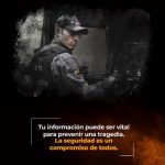 La imagen corresponde a una pieza gráfica institucional de la Fiscalía General de la Nación, orientada a la prevención y a la promoción de la participación ciudadana en temas de seguridad. En la parte superior de la imagen se observa una fotografía en tonos oscuros y grises. En primer plano aparece una persona vestida con indumentaria institucional del Cuerpo Técnico de Investigación (CTI), ubicada junto a un vehículo oficial. La persona se encuentra de perfil, interactuando con el interior del vehículo. En la manga del uniforme se distingue un emblema institucional y la bandera nacional. La imagen presenta un tratamiento gráfico con efecto de humo o textura oscura alrededor del encuadre. En la parte inferior se incluye un bloque de texto institucional sobre un fondo oscuro con detalles en tonos naranjas. El texto visible dice: “Tu información puede ser vital para prevenir una tragedia. La seguridad es un compromiso de todos.”