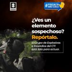 La imagen corresponde a una pieza gráfica institucional de la Fiscalía General de la Nación, orientada a la prevención y a la participación ciudadana en temas de seguridad. En el lado izquierdo se observa una fotografía tomada en un entorno exterior con vegetación. En primer plano aparece una persona equipada con traje protector especializado y casco, en posición agachada o arrodillada, frente a un objeto tipo maleta oscura ubicado en el suelo. La escena sugiere una labor técnica de verificación o control de un posible elemento de riesgo. En el fondo derecho y superior de la imagen predomina un diseño gráfico con tonos oscuros y naranjas que evocan humo o fuego, utilizado como recurso visual para reforzar el mensaje de alerta. En la parte superior izquierda se encuentra el logotipo oficial de la Fiscalía General de la Nación. En la parte superior derecha aparece un recuadro azul con el texto “#Fiscalía Más Cerca” acompañado de un ícono de una mano levantada. En el centro derecho de la imagen se lee el mensaje principal: “¿Ves un elemento sospechoso? Repórtalo.” Debajo de este texto se incluye la frase: “El Grupo de Explosivos e Incendios del CTI está listo para actuar.”