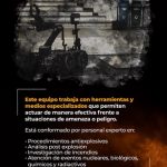 La imagen corresponde a una pieza gráfica institucional informativa relacionada con las capacidades operativas del Grupo Técnico de Explosivos e Incendios del Cuerpo Técnico de Investigación (CTI). En la parte superior de la imagen se observa un dispositivo técnico tipo robot de intervención remota, ubicado en un entorno urbano exterior, sobre una superficie pavimentada con escalones al fondo. El equipo cuenta con brazos articulados y ruedas, lo que sugiere su uso en labores de inspección y manipulación a distancia en situaciones de riesgo. La imagen presenta un efecto gráfico de humo o textura oscura alrededor del dispositivo, reforzando el contexto de intervención en escenarios de amenaza. En la parte inferior izquierda se incluye un bloque de texto institucional sobre un fondo oscuro con acentos en tonos naranjas. El texto indica que el equipo trabaja con herramientas y medios especializados que permiten actuar de manera efectiva frente a situaciones de amenaza o peligro. Asimismo, se especifica que el grupo está conformado por personal experto en las siguientes áreas: Procedimientos antiexplosivos Análisis post explosión Investigación de incendios Atención de eventos nucleares, biológicos, químicos y radiactivos La composición visual combina elementos fotográficos reales con diseño gráfico y tipografía institucional, sin identificar personas concretas ni situaciones específicas. La finalidad de la imagen es informar de manera transparente a la ciudadanía sobre los recursos técnicos, capacidades especializadas y preparación del CTI para la atención de escenarios de riesgo, en el marco de las funciones asignadas a la Fiscalía General de la Nación.