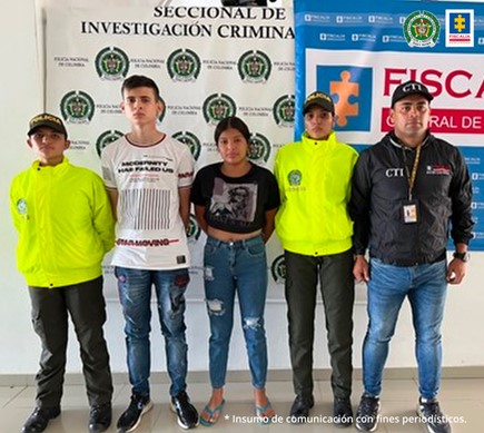En la fotografía aparece un hombre y una mujer capturados junto a dos uniformados de la Policía Nacional y un investigador del CTI de la Fiscalía