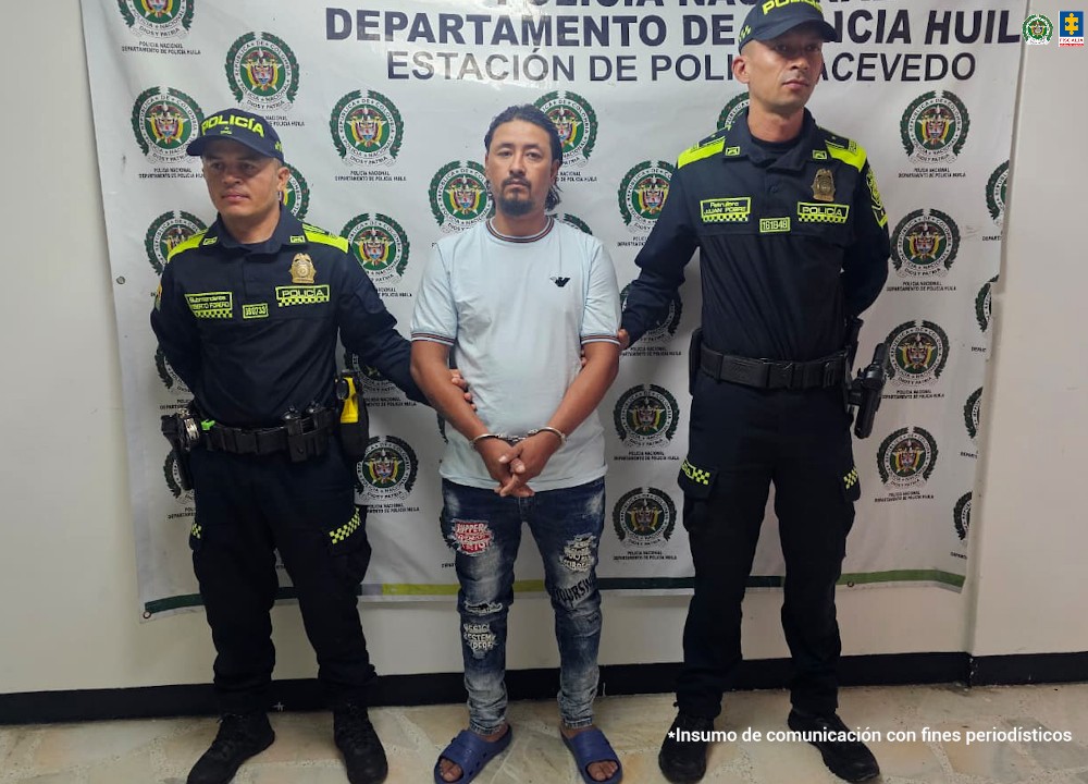 En la foto aparece el capturado en jean con rotos y custodiado por dos uniformados de la Policía Nacional. En la foto también aparece de fondo un backing de la Policía Nacional.