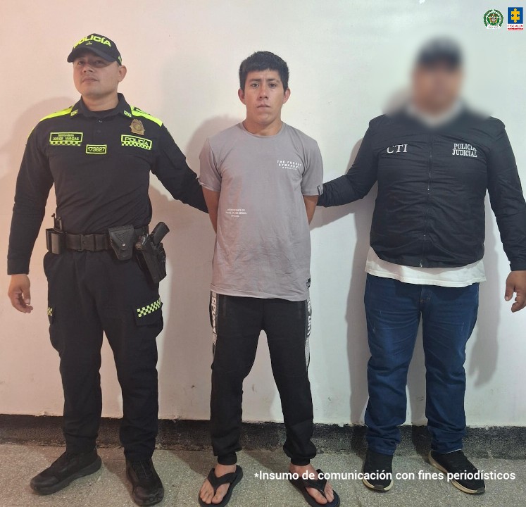 En la foto aparece el capturado en sudadera negra y custodiado por un servidor del CTI y un uniformado de la Policía Nacional. 