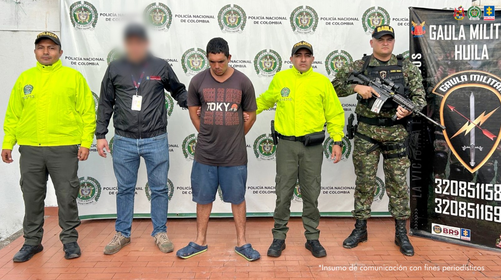 El capturado se encuentra de frente y custodiado por un servidor del Cuerpo Técnico de Investigación CTI y un uniformado del Gaula del Ejército y Sijin de la Policía Nacional.