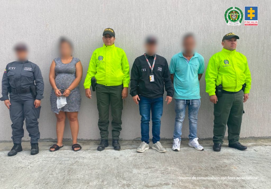 Los capturados se encuentran de frente y custodiados por servidores del Cuerpo Técnico de Investigación y Policía Nacional. En la foto se observa que los capturados tienen el rostro cubierto.