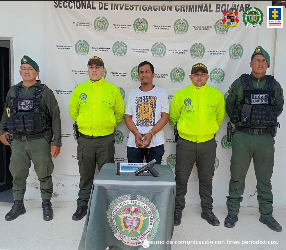 En la foto se aprecia al capturado siendo custodiado por la Policía.