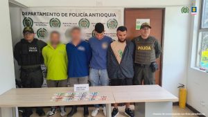 En la imagen están los 2 procesados y 2 hombres más que fueron capturados, pero dejados en libertad luego de acreditar la no vinculación al ilícito, acompañados de un servidor del CTI y la Policía Nacional.
