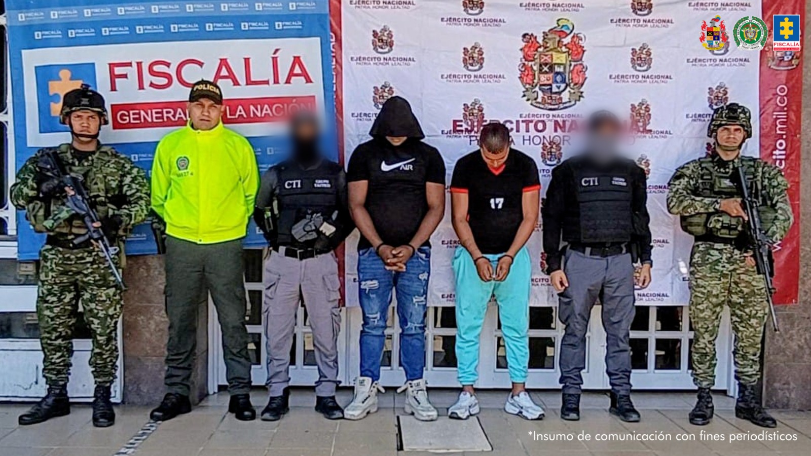 En la fotografía aparecen los dos capturados junto a dos funcionarios del CTI, un uniformado de la Policía y dos soldados del Ejército