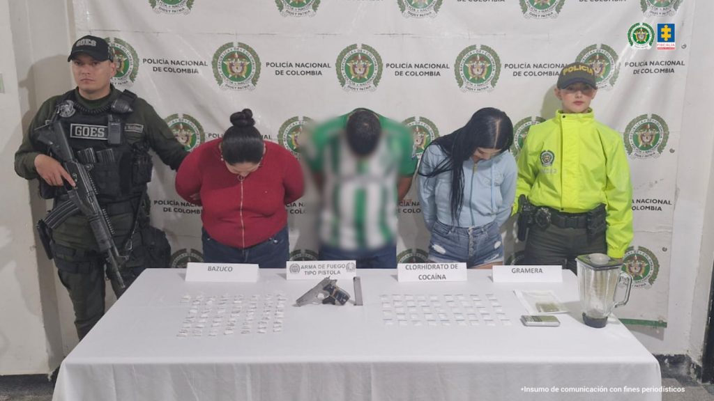 En la foto se observa a los capturados custodiados por uniformados de la Policía Nacional. También se observa parte de lo que les incautaron.
