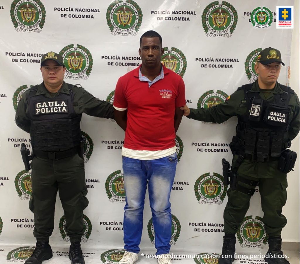 En las fotografías aparecen los 4 presuntos miembros de la banda Los Shottas junto a agentes de la Policía Nacional. En la parte posterior se ve un banner de la Policía Nacional.