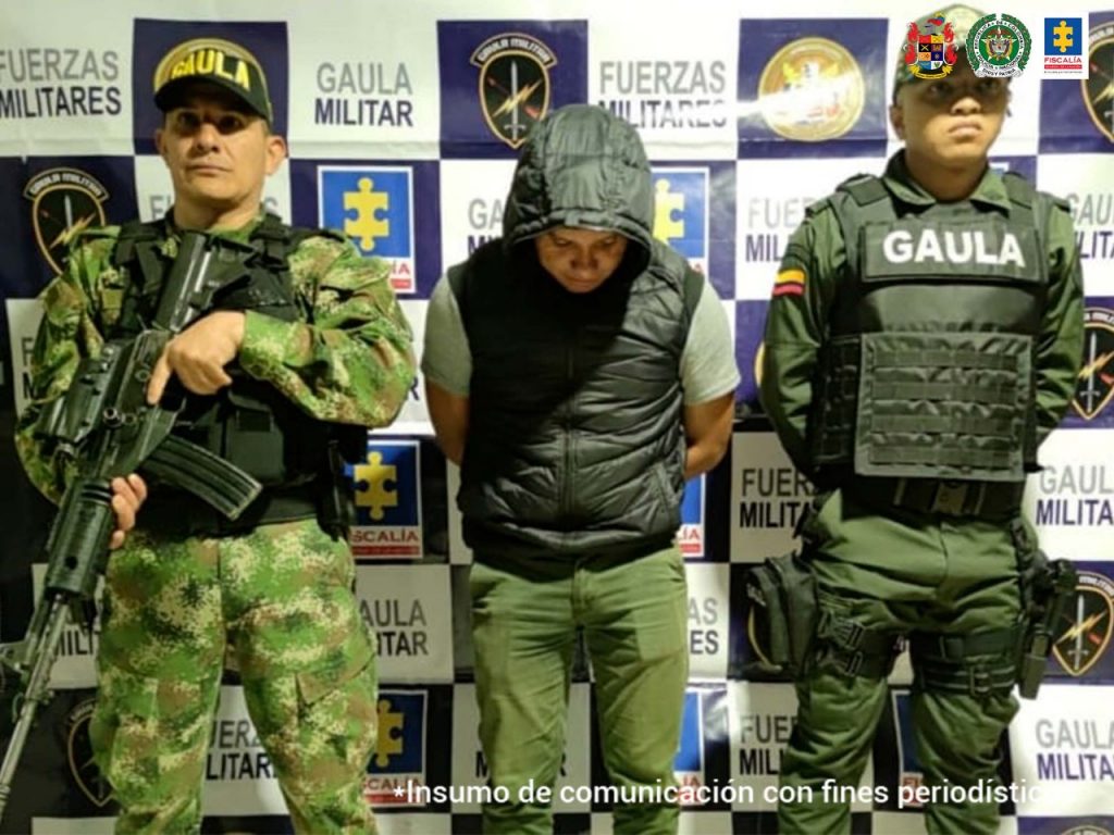 En las fotografías aparecen 3 presuntos miembros de la banda Los Agentes, dos de ellos mujeres, junto a dos unidades de los Gaulas Militar y de la Policía Nacional. En la parte posterior se ven dos banners, uno de la Policía Nacional y otro del Gaula Militar. 