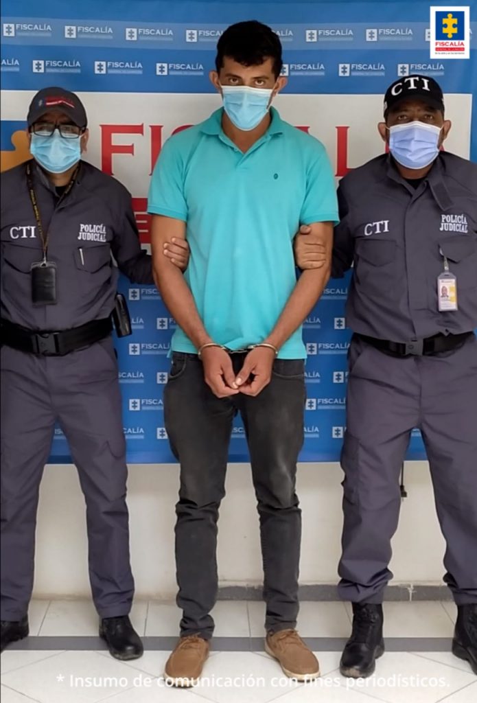 En la imagen se aprecia al sentenciado custodiado por dos funcionarios del CTI de la Fiscalía.