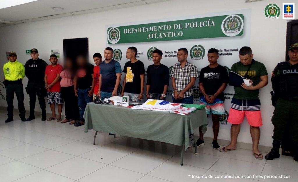 En la fotografía aparecen 10 personas detenidas, quienes harían parte de agrupación criminal el Clan de Golfo en el Atlántico, custodiados por age