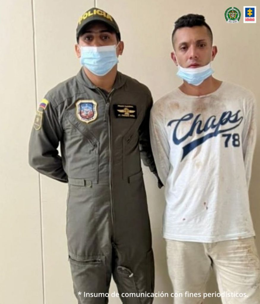 El la imagen se aprecia al detenido acompañado por un agente de la Policía Nacional.