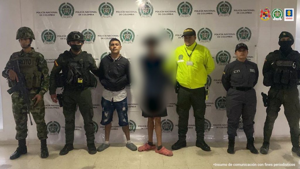En la fotografía aparece un hombre capturado, junto a un servidor del CTI, tres agentes de la Policía Nacional y un soldado del Ejército. En la parte posterior de la imagen se ve un banner de la Policía Nacional 