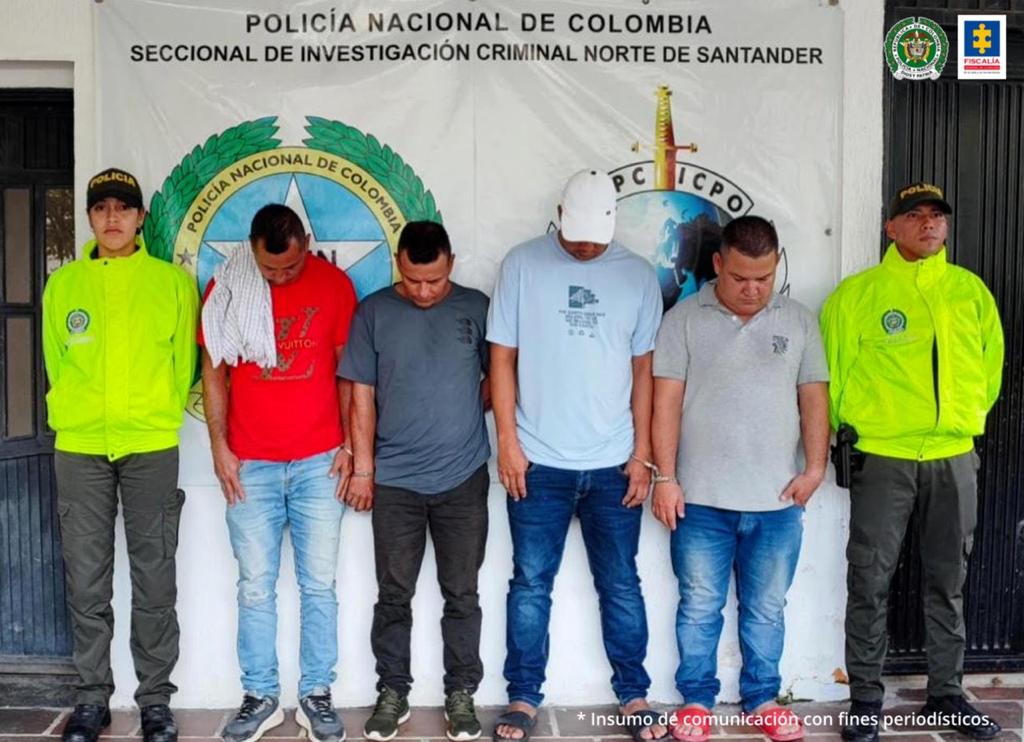 En la foto aparecen dos custodios de la Policía con cuatro presuntos miembros del grupo delincuencial Los Toyota.