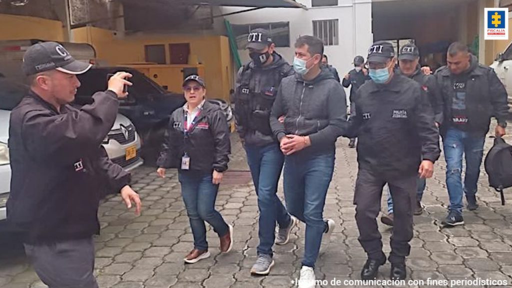 En la fotografía aparece un hombre capturado, junto a varios servidores del Cuerpo Técnico de Investigación, CTI, de la Fiscalía General.