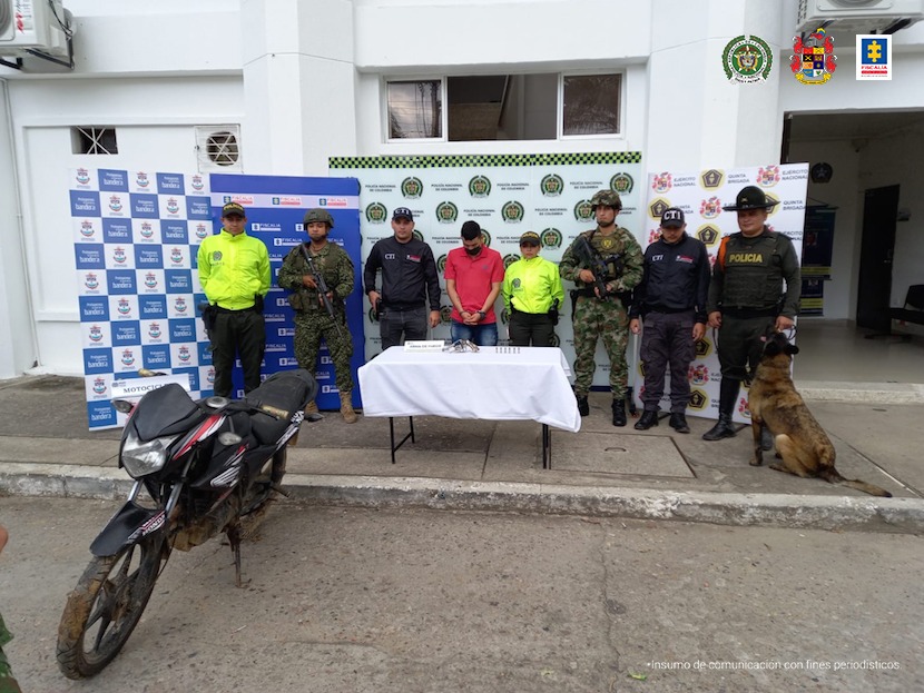 En la foto aparecen miembros del CTI, Policía y Ejército y el hoy asegurado.