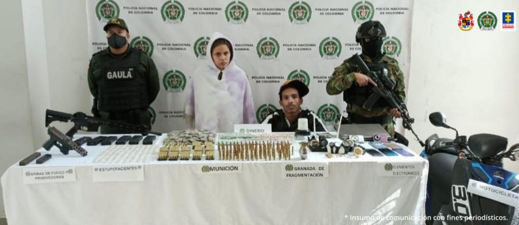 En la fotografía aparecen los dos capturados junto a un agente del Gaula de la Policía y un soldado del Ejército Nacional.