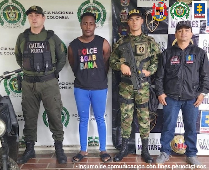 En la imagen se aprecia al capturado junto con servidores del CTI y unidades del Ejército y la Policía Nacional. 