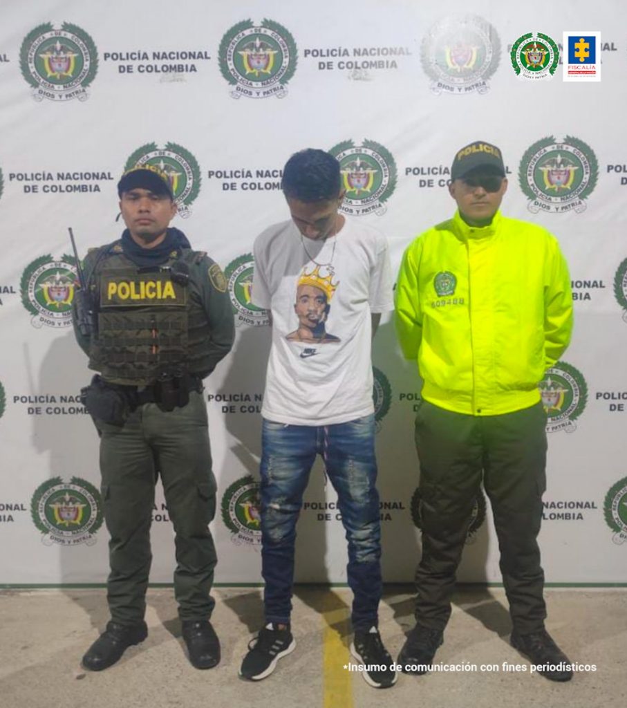 El la imagen se observa al capturado y a dos agentes de la Policía Nacional que lo custodian.